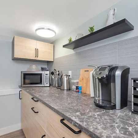 Quaint 1 Bedroom Lower Suite In Victoria, Bc Dış mekan fotoğraf