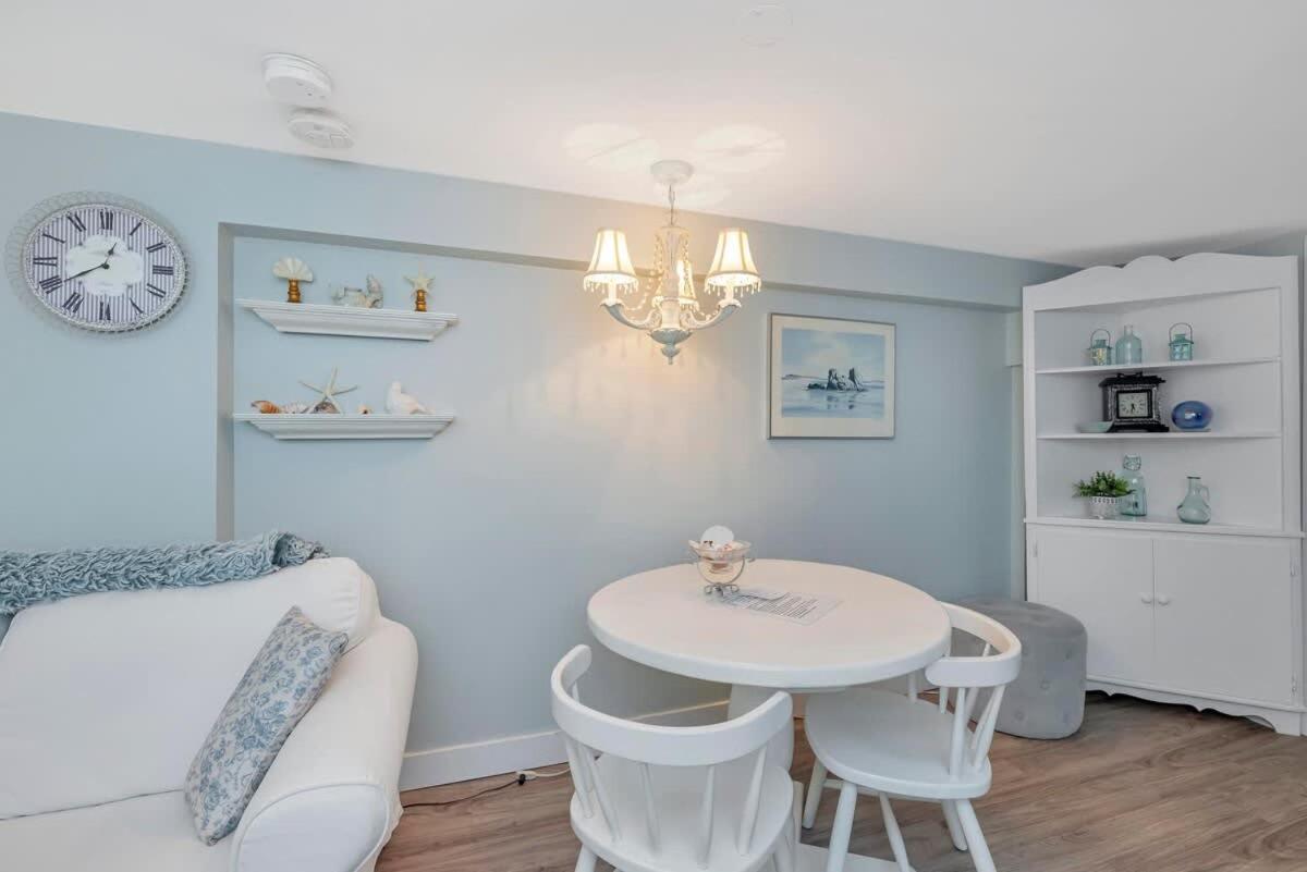 Quaint 1 Bedroom Lower Suite In Victoria, Bc Dış mekan fotoğraf