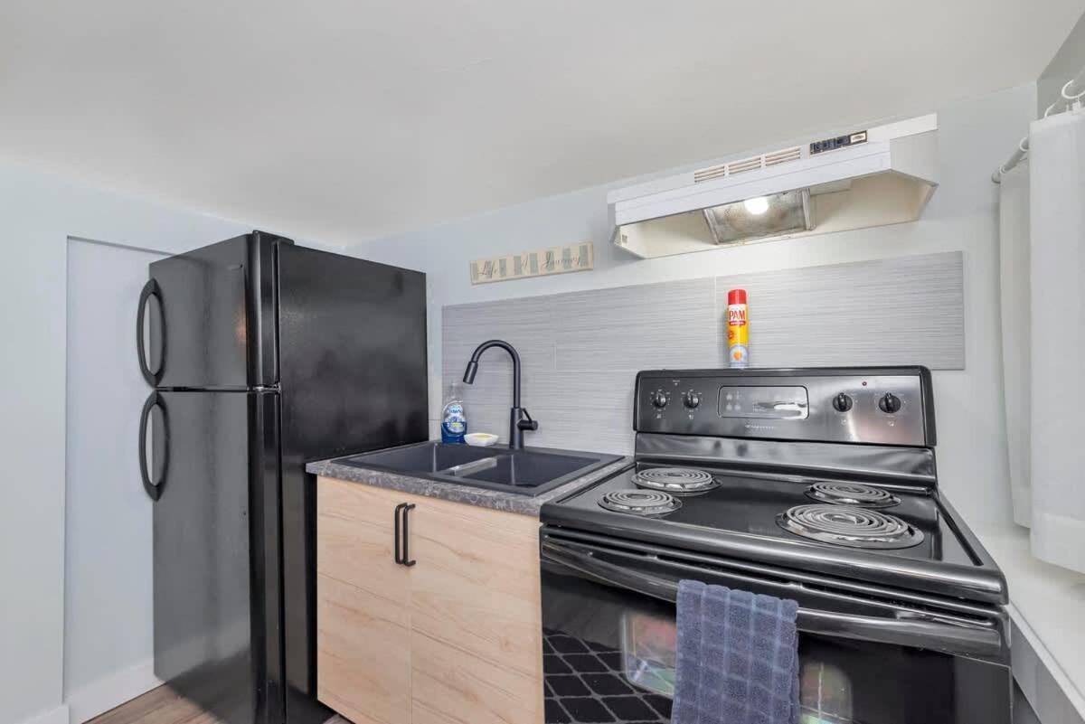 Quaint 1 Bedroom Lower Suite In Victoria, Bc Dış mekan fotoğraf