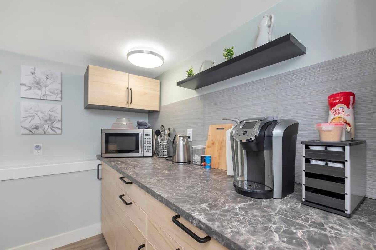 Quaint 1 Bedroom Lower Suite In Victoria, Bc Dış mekan fotoğraf