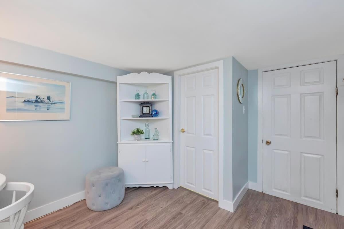 Quaint 1 Bedroom Lower Suite In Victoria, Bc Dış mekan fotoğraf
