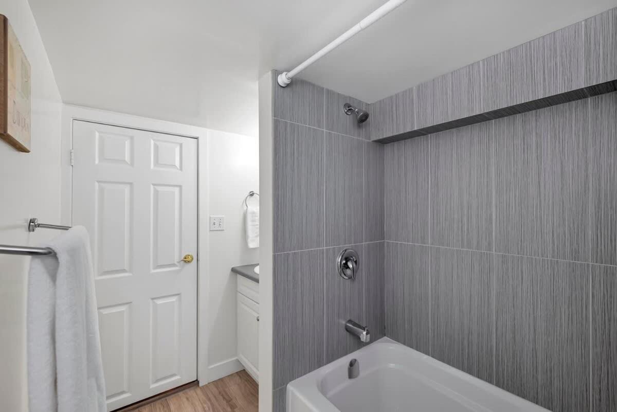 Quaint 1 Bedroom Lower Suite In Victoria, Bc Dış mekan fotoğraf