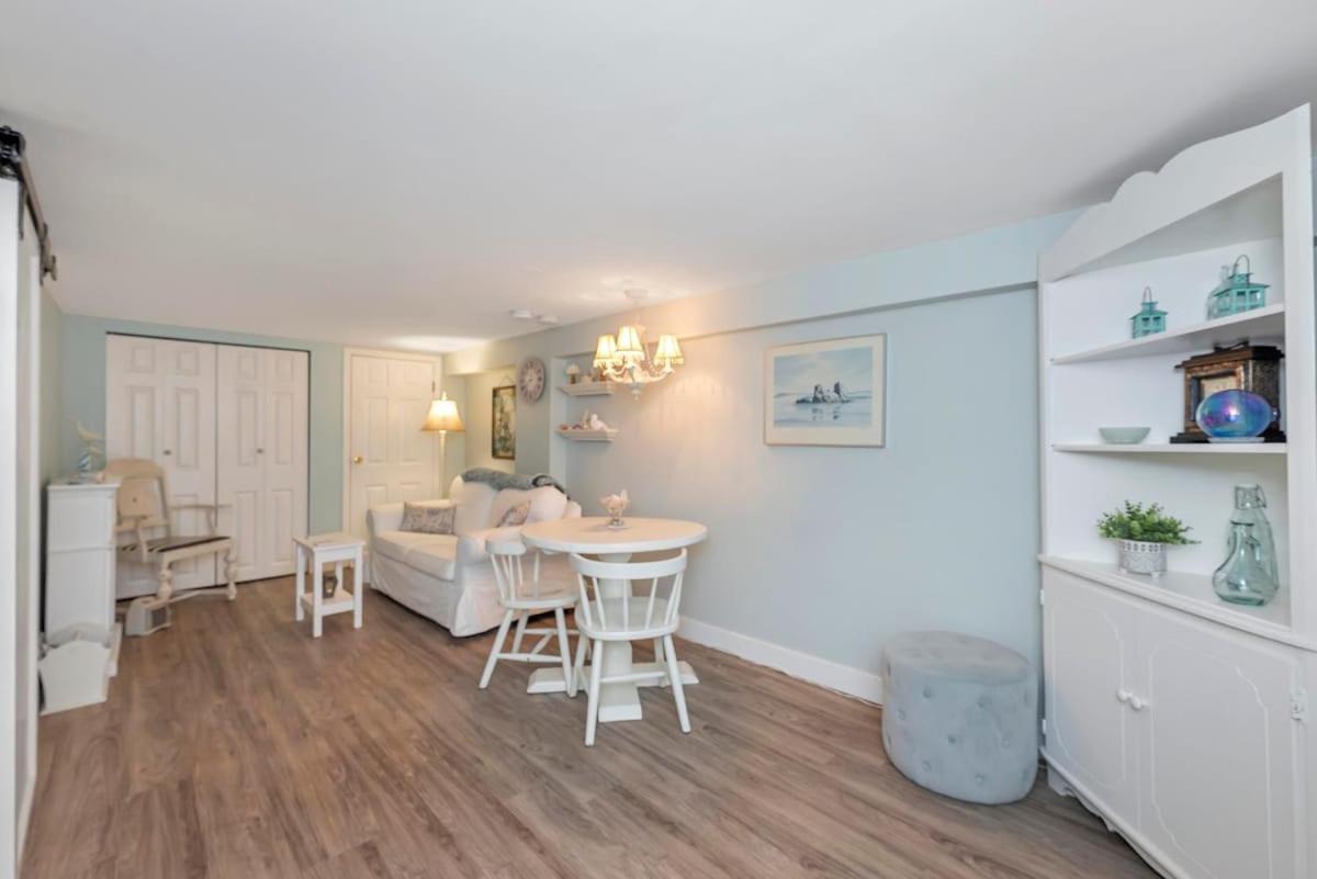 Quaint 1 Bedroom Lower Suite In Victoria, Bc Dış mekan fotoğraf