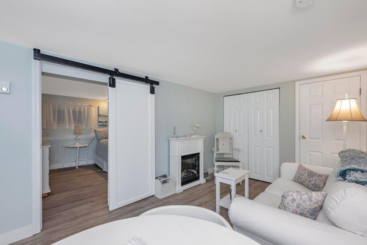 Quaint 1 Bedroom Lower Suite In Victoria, Bc Dış mekan fotoğraf
