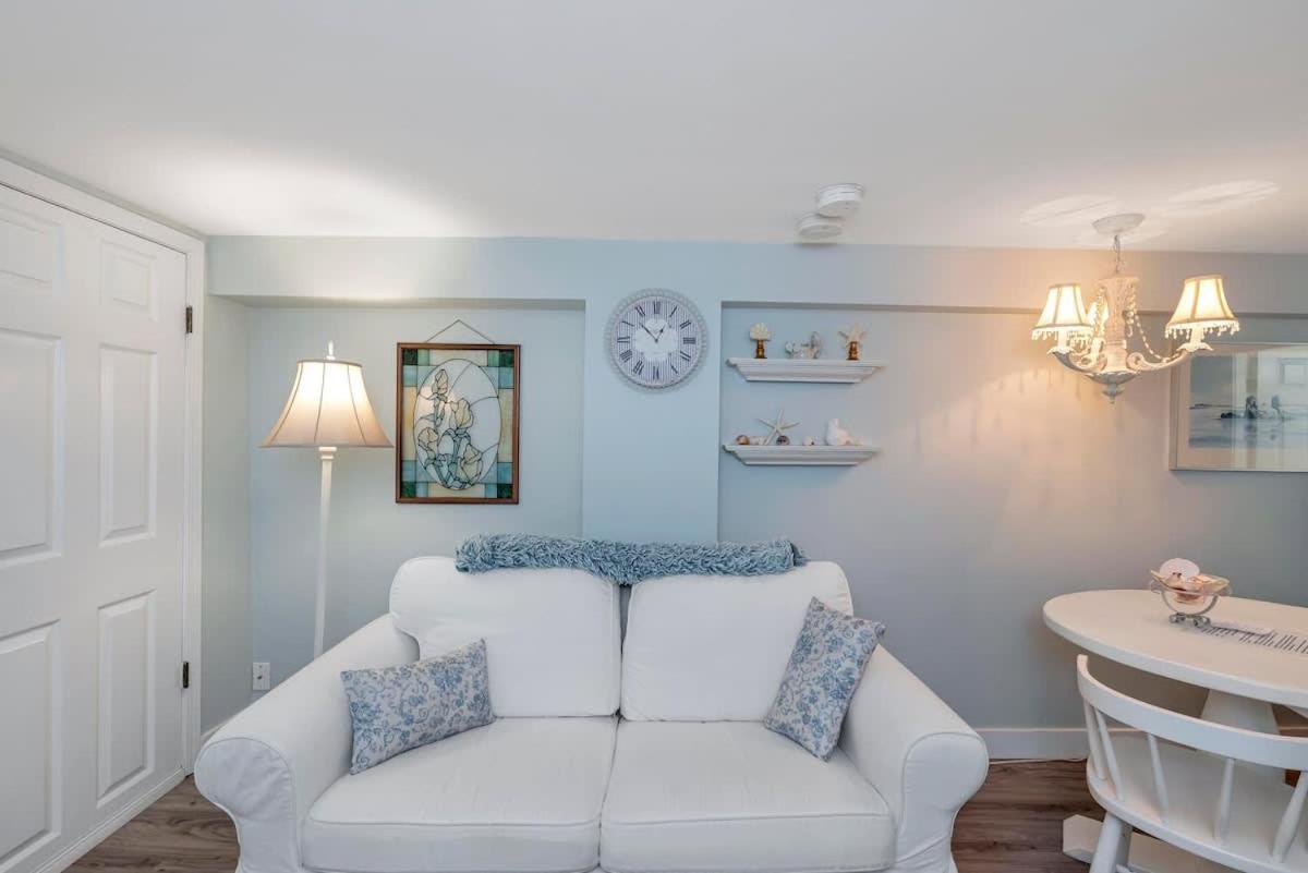 Quaint 1 Bedroom Lower Suite In Victoria, Bc Dış mekan fotoğraf
