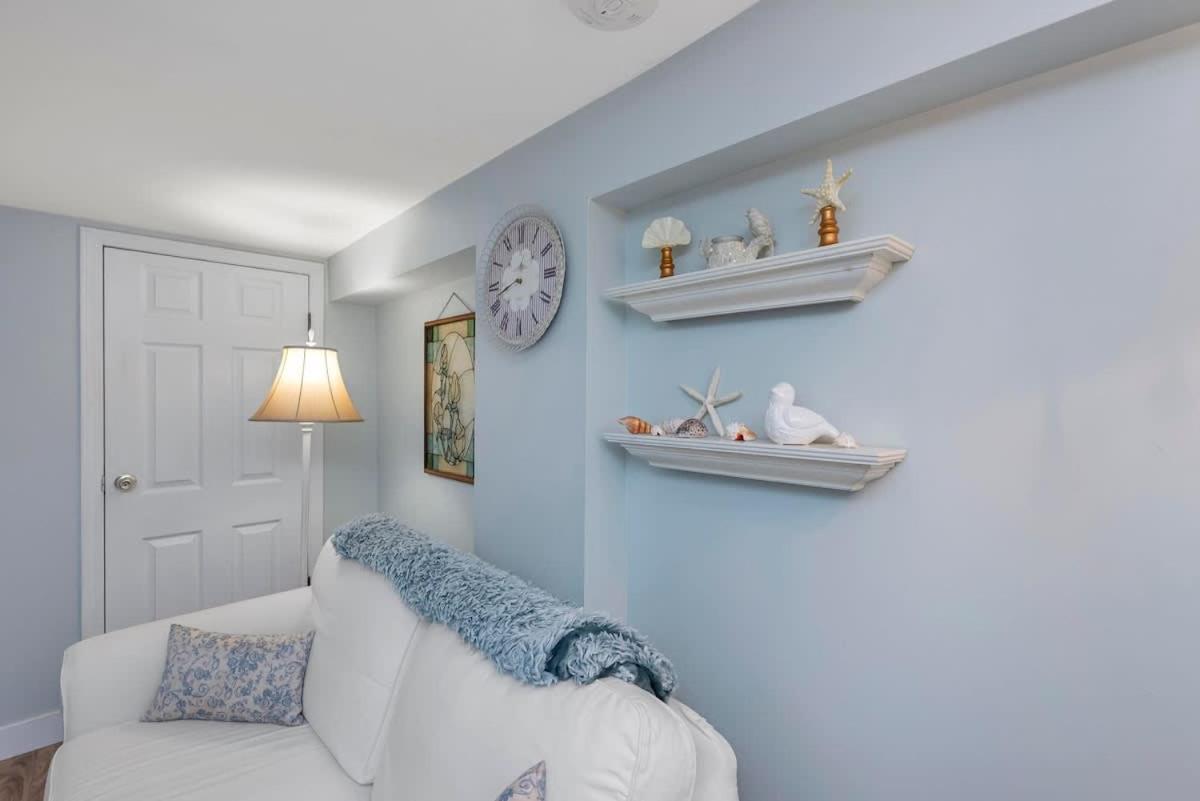 Quaint 1 Bedroom Lower Suite In Victoria, Bc Dış mekan fotoğraf
