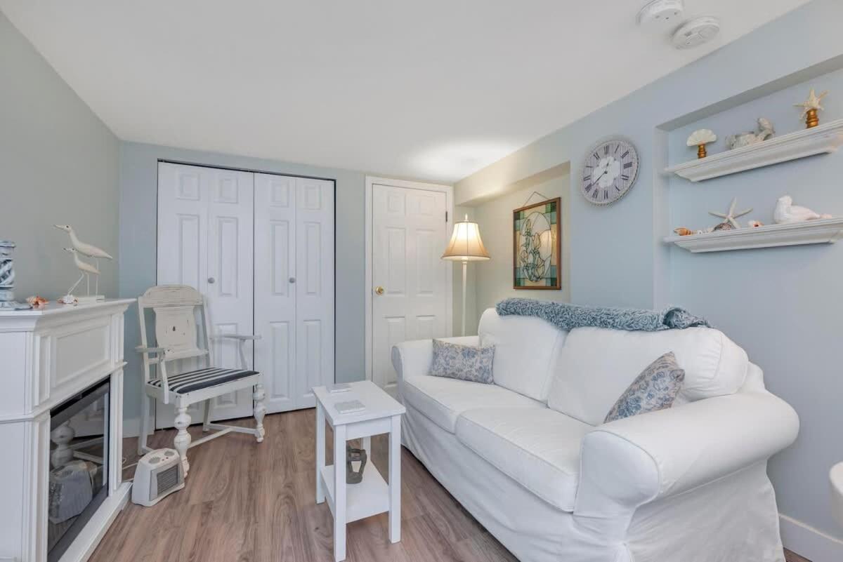 Quaint 1 Bedroom Lower Suite In Victoria, Bc Dış mekan fotoğraf